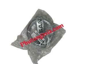 Logo trước nắp capo Nissan Navara NP300 chính hãng – Phụ kiện zin, mới 100%, đóng gói nguyên kiện từ nhà sản xuất. Sản phẩm giúp thay thế hoặc phục hồi logo bị trầy xước, phai màu, đảm bảo thẩm mỹ và độ nhận diện thương hiệu cho xe. ???? Hình ảnh sản phẩm thực tế, có tem mã phụ tùng rõ ràng – PhutungAsia.com phân phối chính hãng, giao hàng toàn quốc.